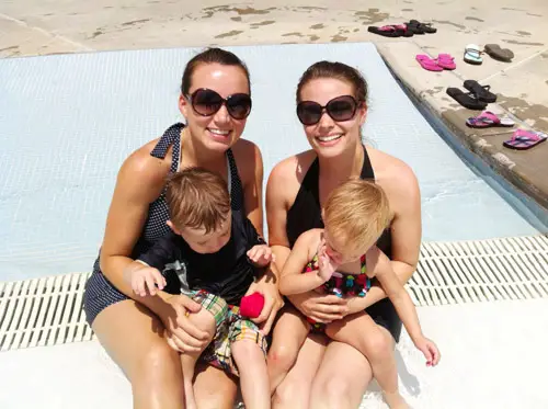 Zwembadgrls met kinderen