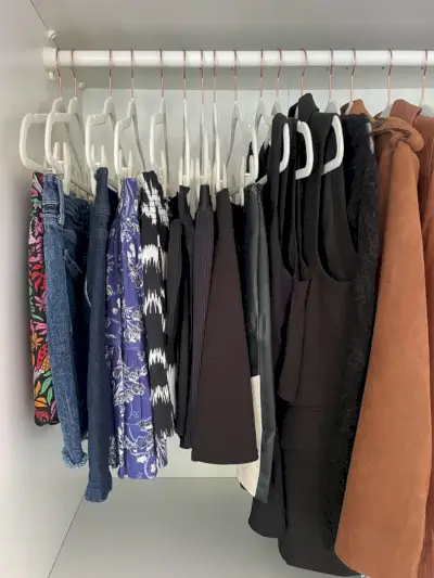 Ikea Pax-garderobekast Slanke hangers met geknipte rokken