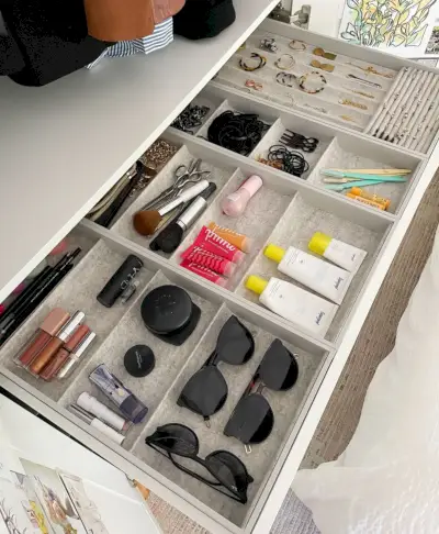 Ikea Pax-garderobekast met open lade en fluwelen organizer