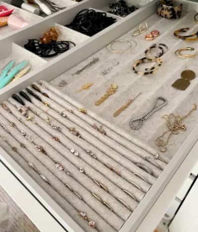 Ikea Pax-garderobekast Detail van sieradenorganiserend dienblad met ringen