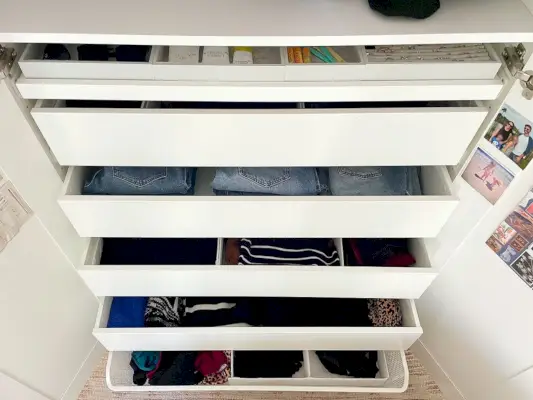 Ikea Pax kledingkast kastladen open met dameskleding