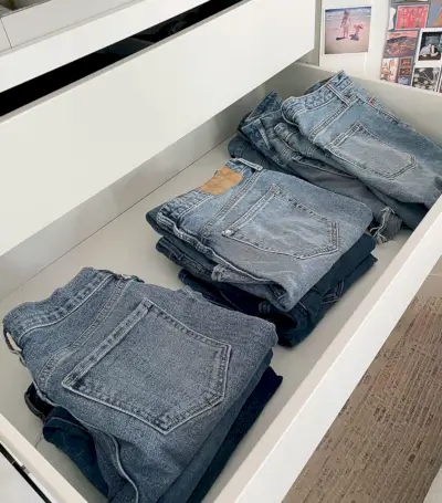 Ikea Pax kledingkast met open lade met damesspijkerbroek
