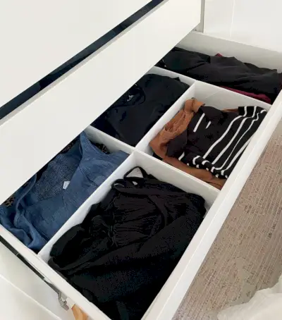 Ikea Pax kledingkast met open lade met damestopjes