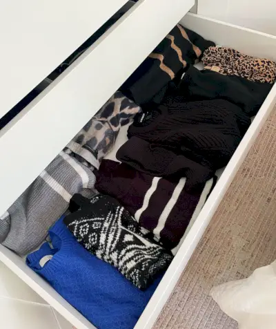 Ikea Pax kledingkast open lade met damestruien