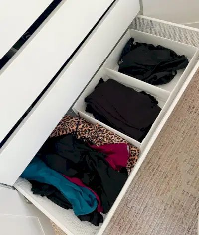 Ikea Pax kledingkast, draadlade met damesbadpakken