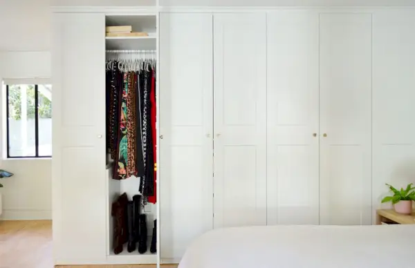 Muur van Ikea Pax-garderobekasten met één open deur