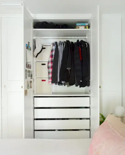 Open Ikea Pax-kastkast met herenkleding