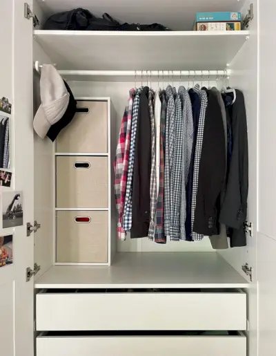 Ikea Pax kledingkast open met herenoverhemden aan hangende stang
