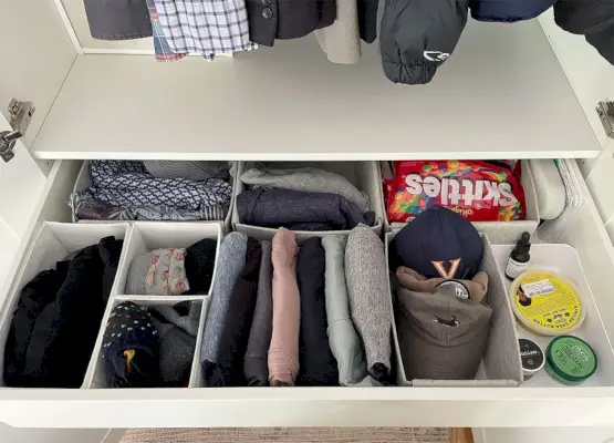 Ikea Pax kledingkastlade met herenoverhemden en sokken