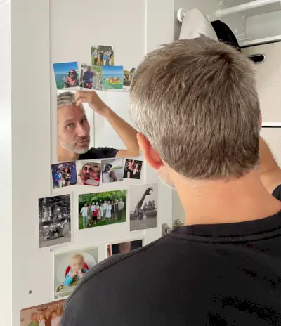 Ikea Pax-garderobekastspiegel aan de muur met John die zich klaarmaakt