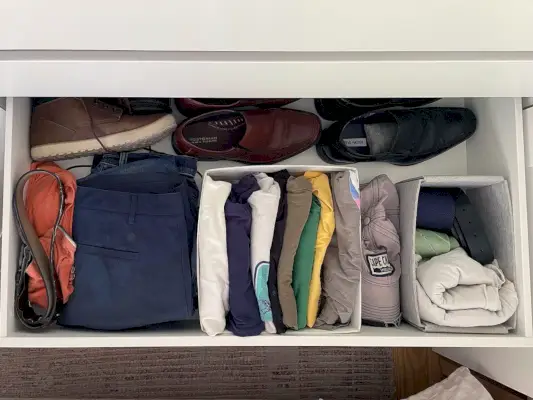 Ikea Pax kledingkast boven open lade met herenkledingschoenen