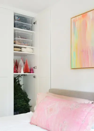 Ikea Pax-kast met kerstversiering erin