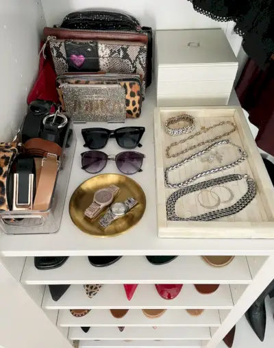 Ikea Pax kledingkast boven plank met sieraden en koppelingen