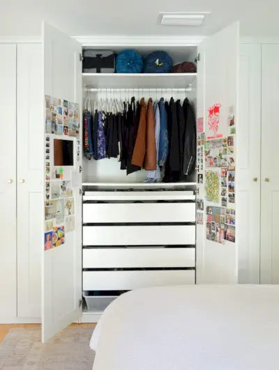 Open Ikea Pax-kastkast met hangende dameskledingstang