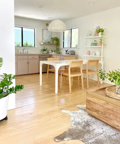 Verticale weergave van loopruimte naar strandachtige keuken met houten meubilair en paarse kasten