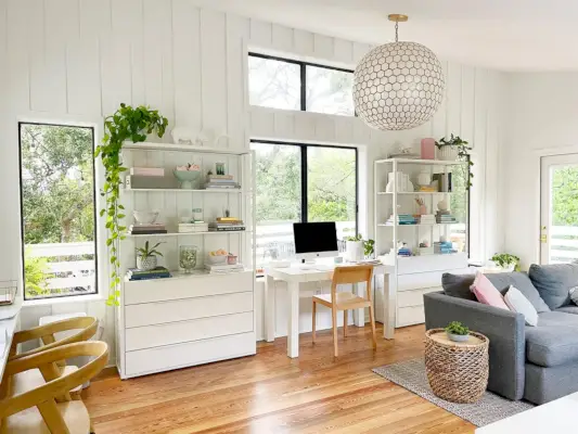 Ikea Fjalkinge-boekenkasten in het kantoor van de familiekamer op de bovenverdieping