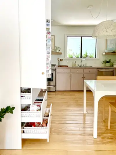 Ikea ingebouwde voorraadkast met lagere laden open om loopruimte te tonen
