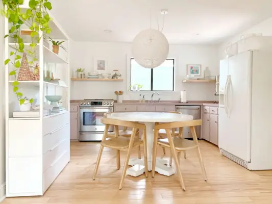 Keuken breedbeeld met uitzicht op raam