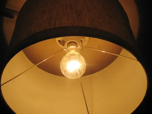 Detail van de kelderlamp