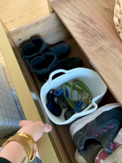 Lade open in opbergruimte Salontafel gevuld met schoenen Hondenriem