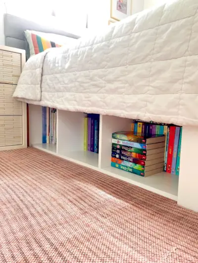 Opbergruimte onder bed met boekenplank in Cubby-stijl