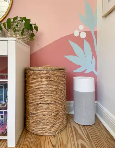 Kleinere Blueair 411 Air Puriifer voor kleurrijke muurschildering
