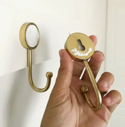 벽에 걸기 전에 금고리 뒷면을 코킹하세요.