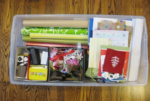 Kastverpakking onder bed