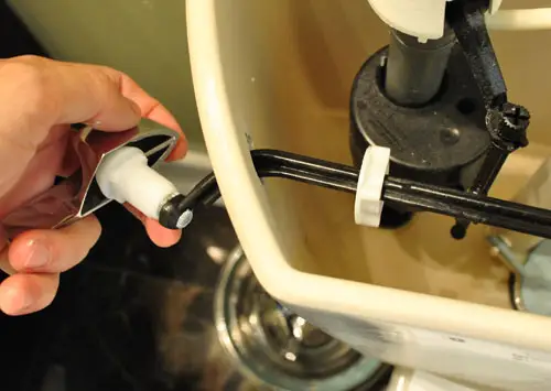 Oude enkele spoelhendel uit toilet verwijderen