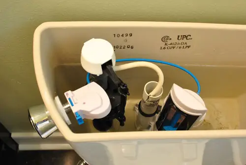 Binnenkant van toilettank met ombouwset voor dubbele spoeling