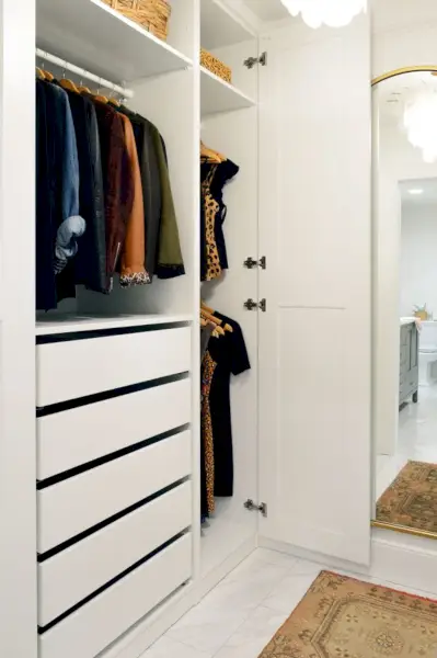 Witte Ikea Pax-kast met drie hangende spijlen en lades