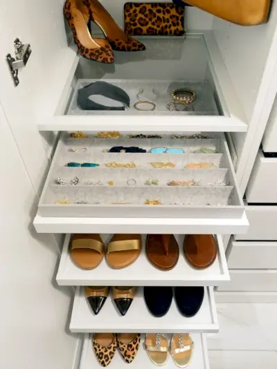 Bovenaanzicht van Ikea Pax sieradenbakorganizer met uittrekbare schoenenbakken
