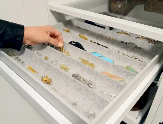 Close-up van Ikea Pax vilten lade organisator met sieraden