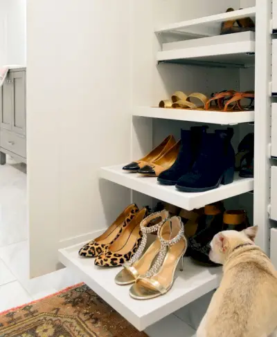 Trek schoenenbakken uit de Ikea Pax-kledingkast met hamburger