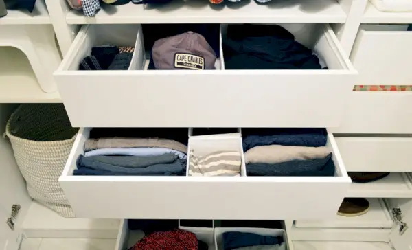Johns-laden opengetrokken met Ikea Pax-verdelersysteem