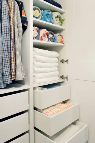 Linnenhanddoekopslag op planken en laden in Ikea Pax-kledingkast