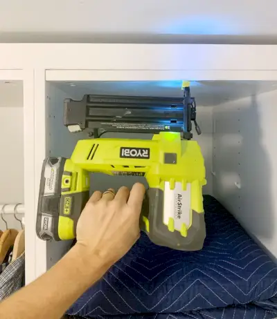 Ryobi AirStrike-spijkermachine bevestigt het eerste bord om de Ikea Pax in te bouwen