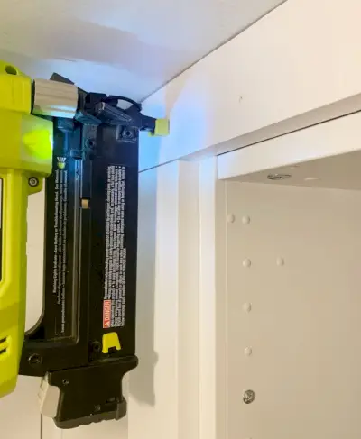 Tweede plank spijkeren om Ikea Pax-kastsysteem in te bouwen