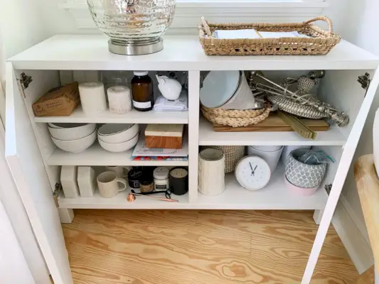 Besta kast geopend met diverse decoraccessoires op planken