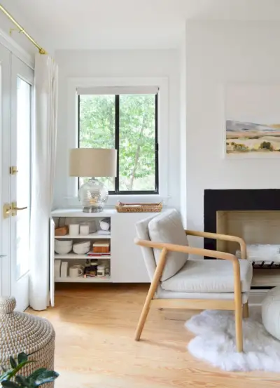 Besta kast in de slaapkamer met open deur en decoropbergruimte