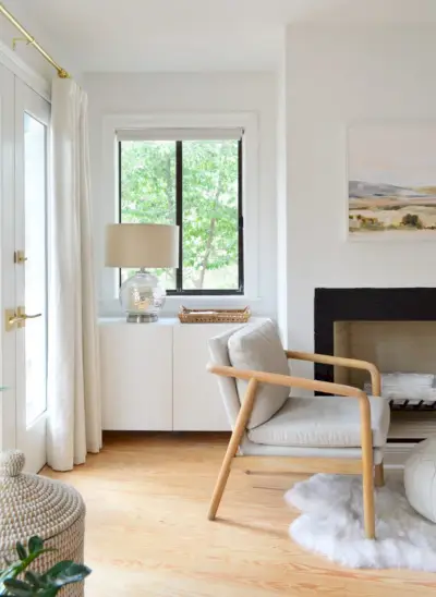 Ikea Besta kast onder raam in slaapkamer met lamp erop