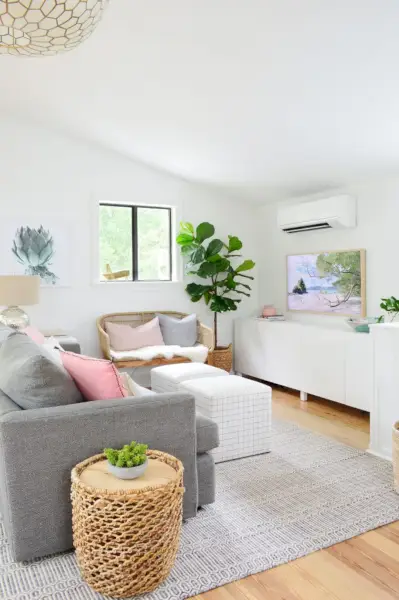 Woonkamer met gewelfd plafond en Ikea Besta-opbergruimte onder tv