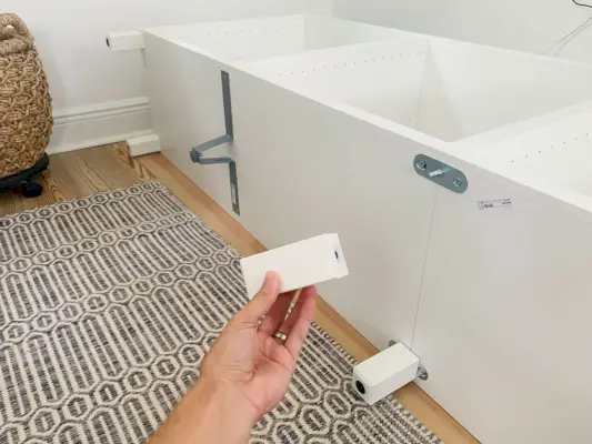 Onderaanzicht van Ikea Besta-kasten om steunpootbevestigingen te tonen