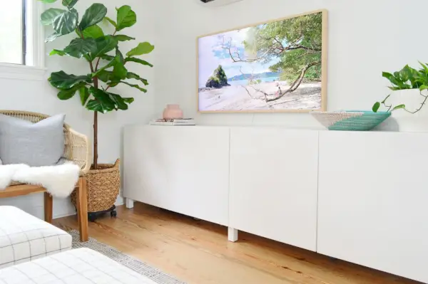 Twee witte Ikea Besta-kasten als lange mediaconsole onder de tv