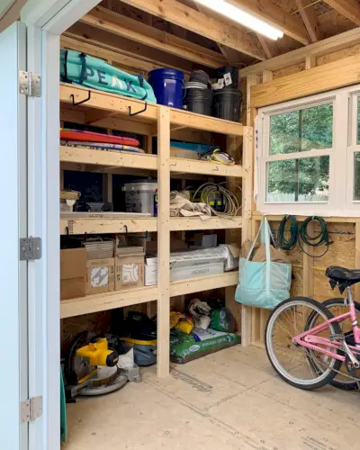 Zware houten planken in de opslagschuur van een strandhuis