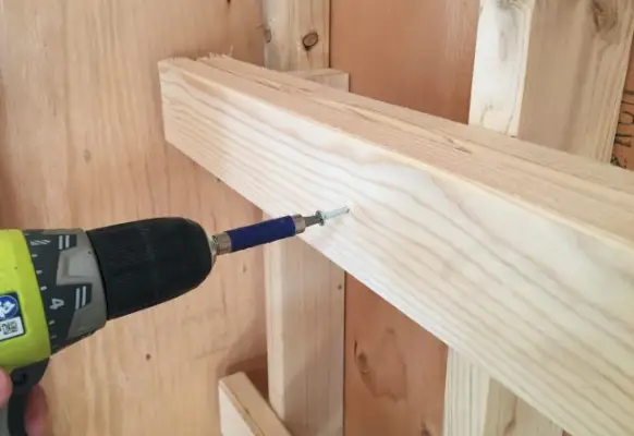 horizontale steun voor doe-het-zelf-garageplank vastschroeven