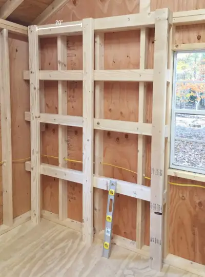 ideeën voor schuuropslag verticale steunen toegevoegd aan houten planken