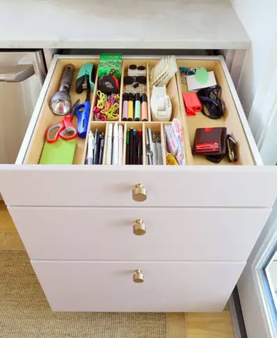 Junk Lade Open In Onderkast Van Renovatiekeuken Met Ikea Houten Verdelers