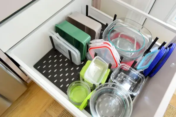 Lade-organizer voor Tupperware en glazen opbergcontainers