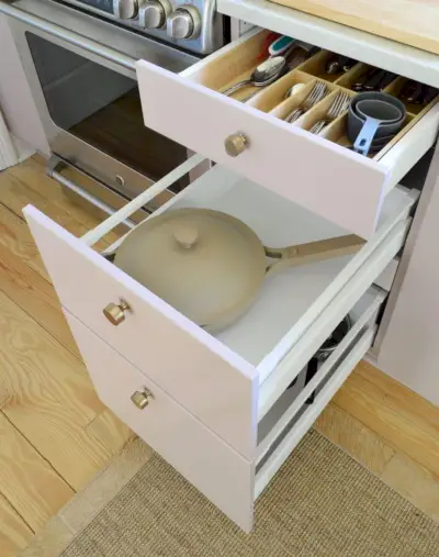 Ikea-kast met 3 lades, keukengereilade en pannen